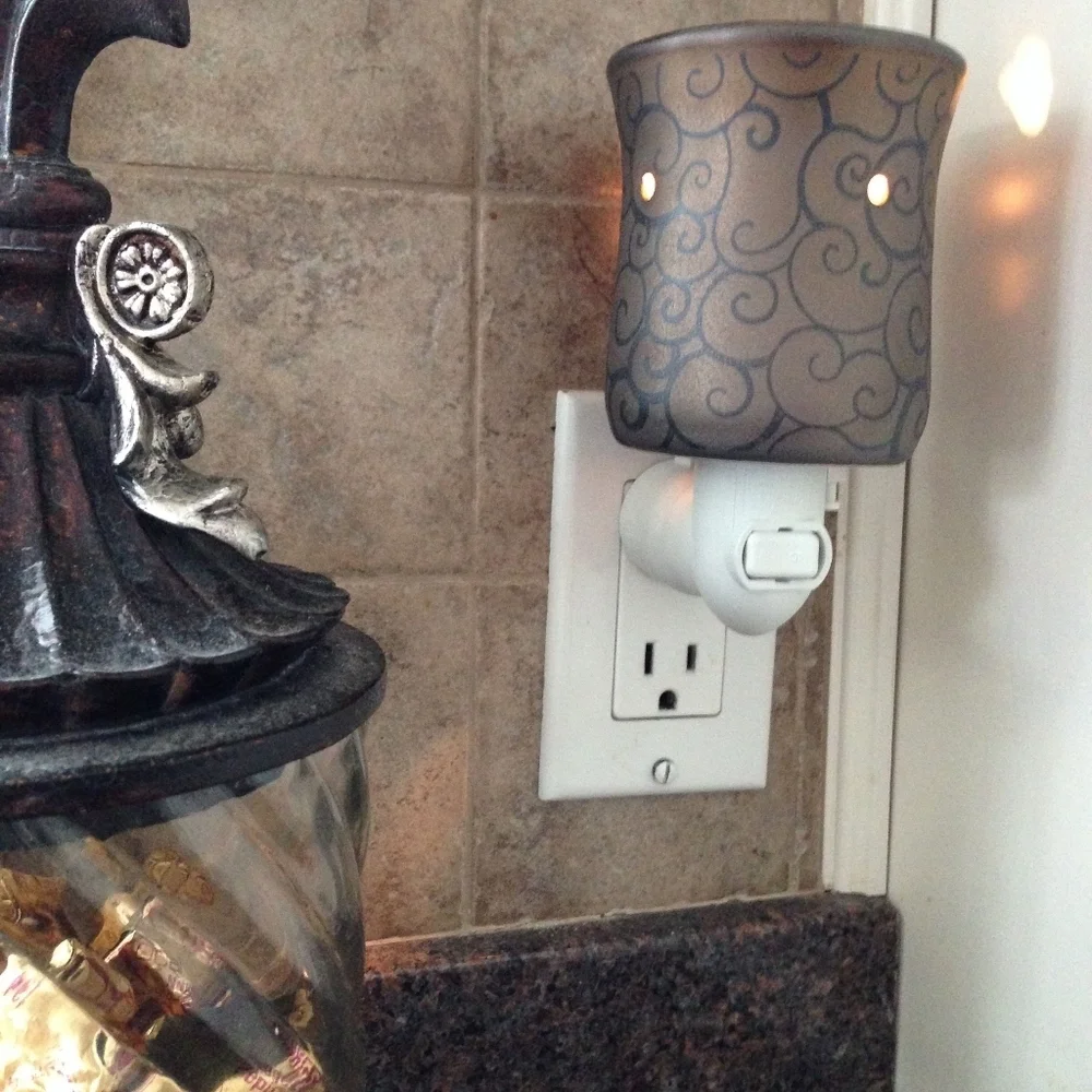 💜-SCENTSY | BRONZE AGE PLUG IN